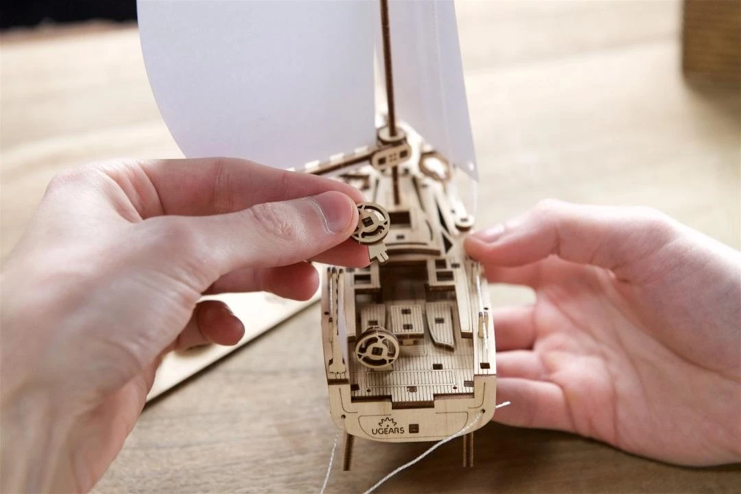 Ugearsmodels Graži vandenyno jachta su baltomis burėmis - mechaninis surinkimo modelis - fanera - 95 elementai - Ugears