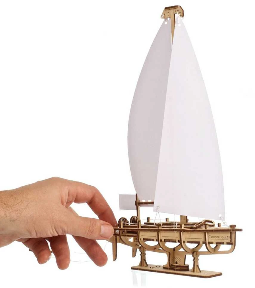 Ugearsmodels Graži vandenyno jachta su baltomis burėmis - mechaninis surinkimo modelis - fanera - 95 elementai - Ugears