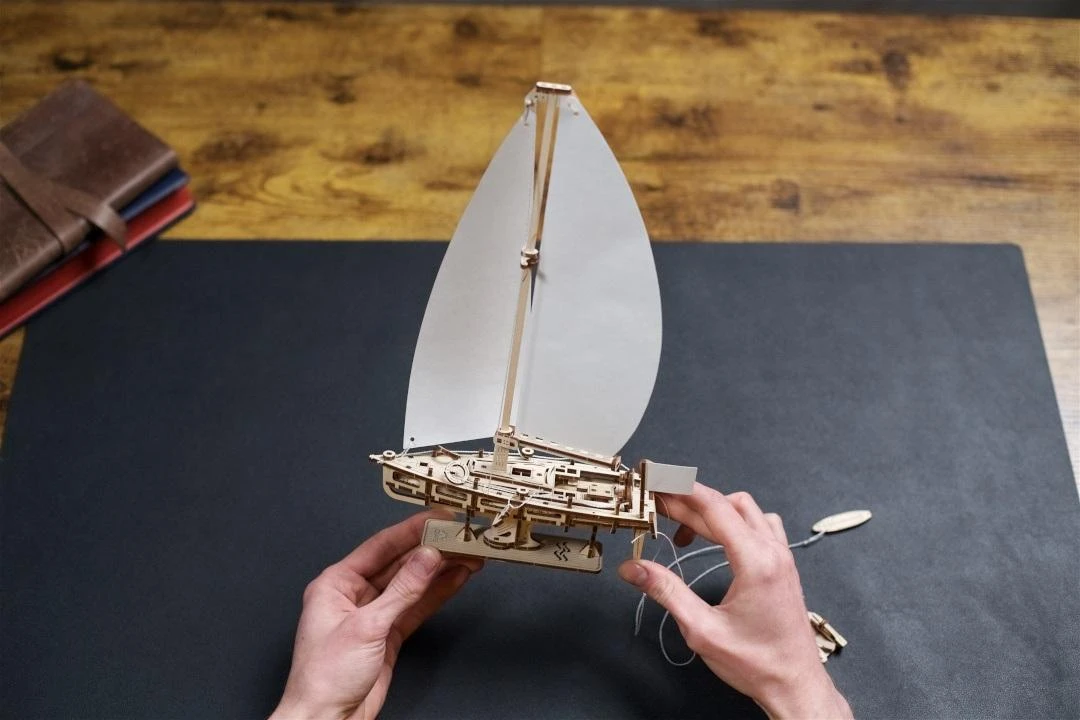Ugearsmodels Graži vandenyno jachta su baltomis burėmis - mechaninis surinkimo modelis - fanera - 95 elementai - Ugears