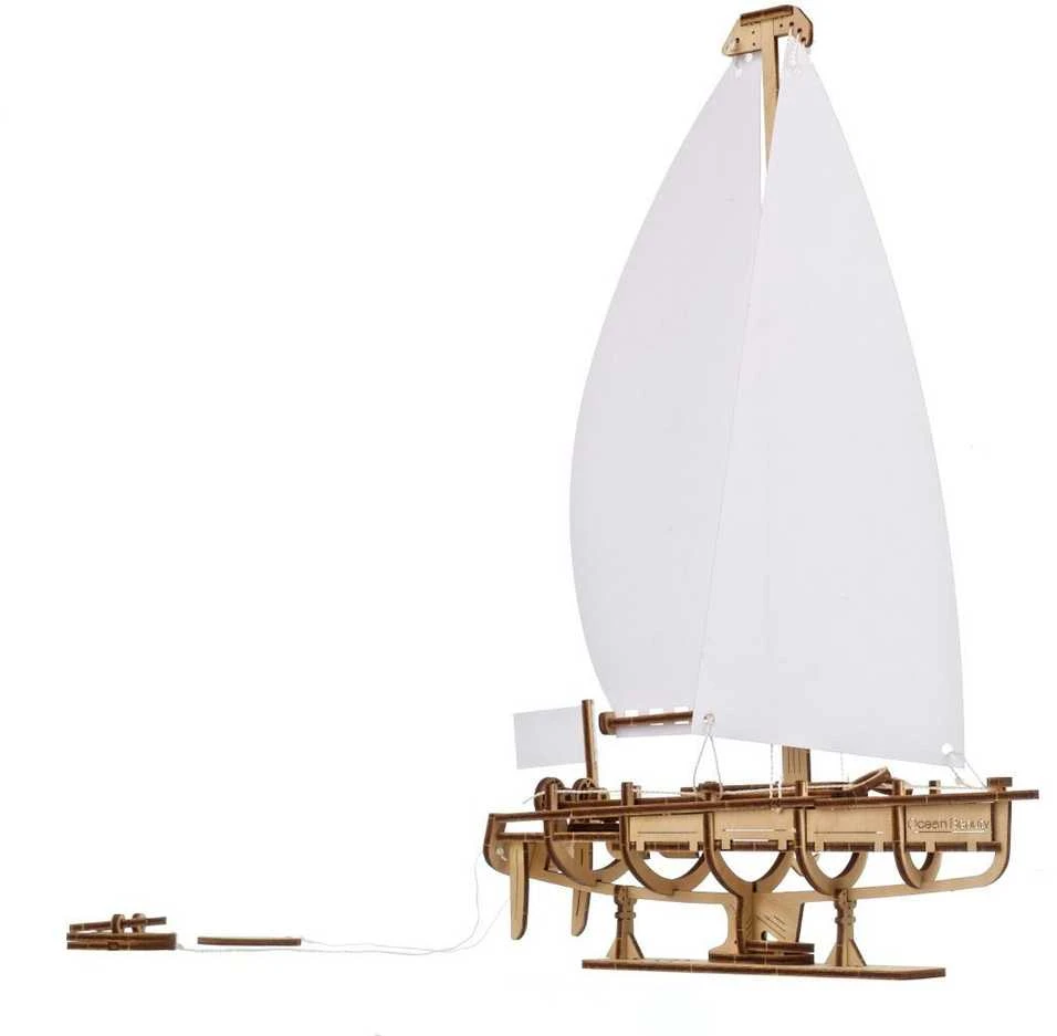 Ugearsmodels Graži vandenyno jachta su baltomis burėmis - mechaninis surinkimo modelis - fanera - 95 elementai - Ugears