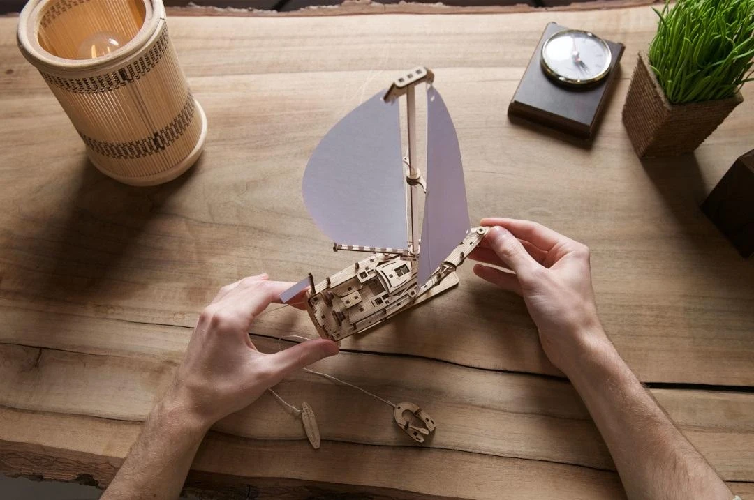 Ugearsmodels Graži vandenyno jachta su baltomis burėmis - mechaninis surinkimo modelis - fanera - 95 elementai - Ugears