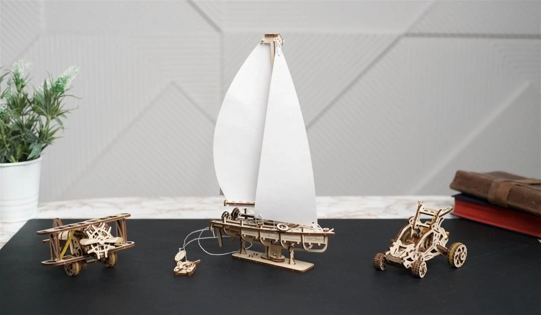 Ugearsmodels Graži vandenyno jachta su baltomis burėmis - mechaninis surinkimo modelis - fanera - 95 elementai - Ugears