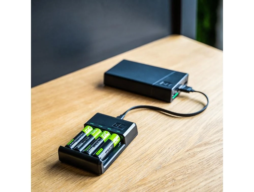 Green Cell Įkroviklis Žalias Cell GC VitalCharger + 4x AA 2000mAh Ni-MH baterijos