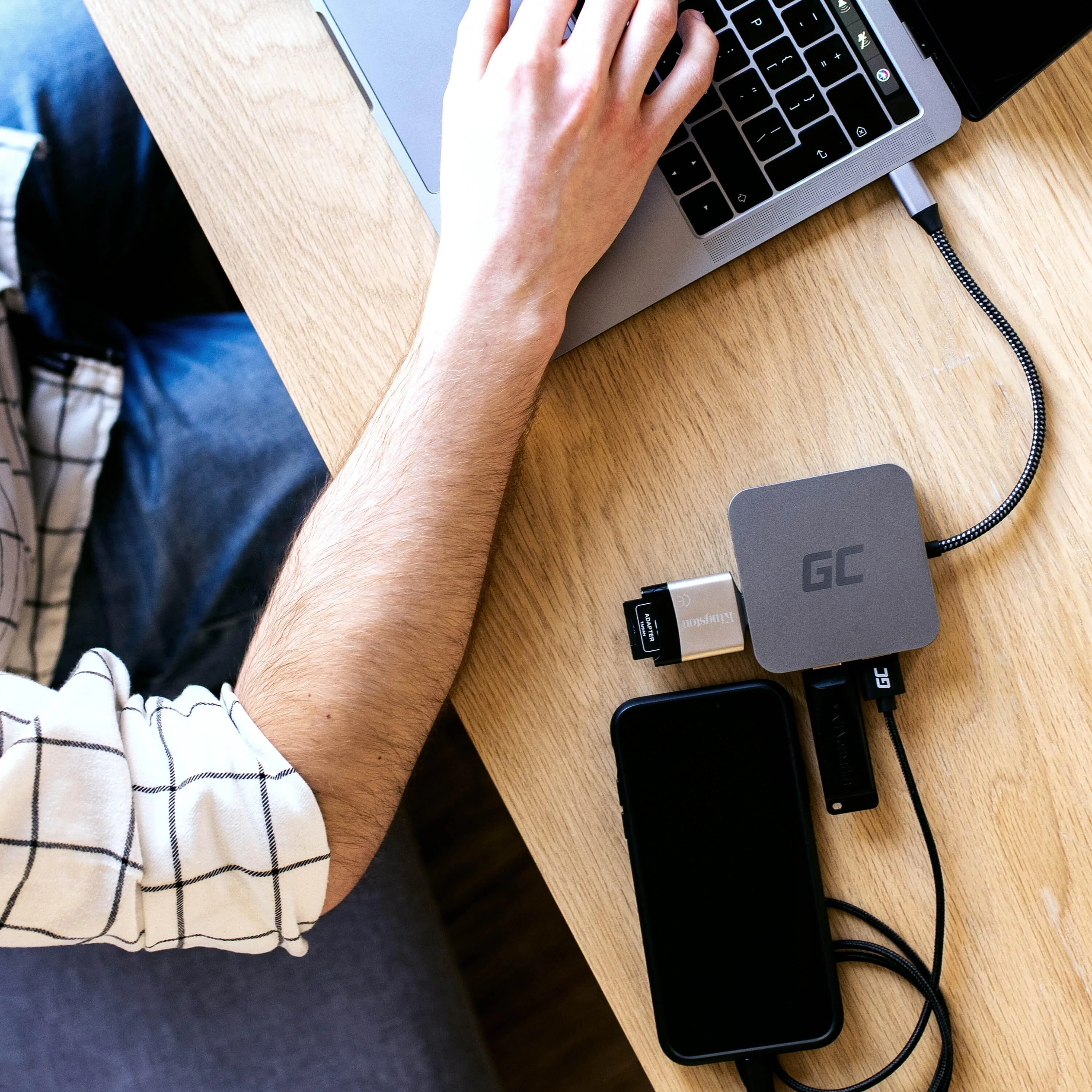 Green Cell daugiafunkcis USB-C adapteris naudojamas darbo vietoje