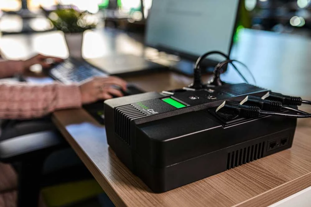 Green Cell Žalias Cell GREENCELL UPS06 UPS Žalias Cell AiO su LCD 600VA