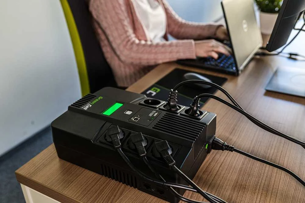 Green Cell Žalias Cell GREENCELL UPS06 UPS Žalias Cell AiO su LCD 600VA