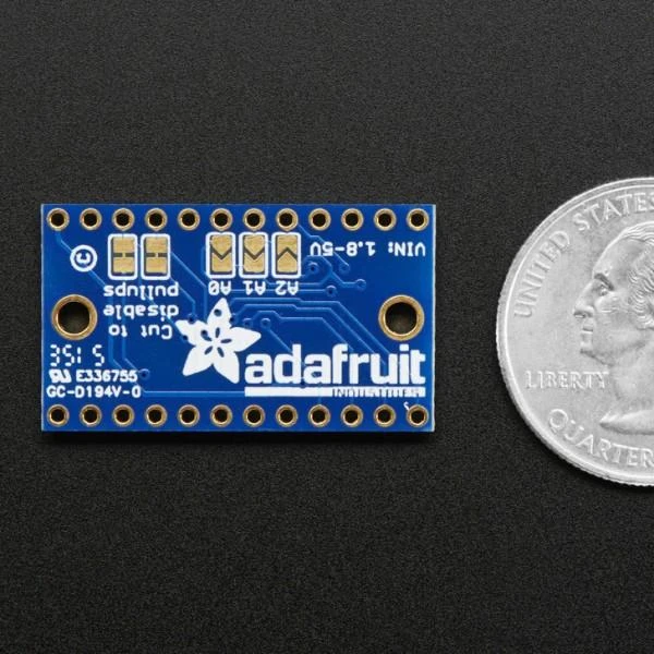 TCA9548A I2C multiplekseris su monetos dydžio palyginimu