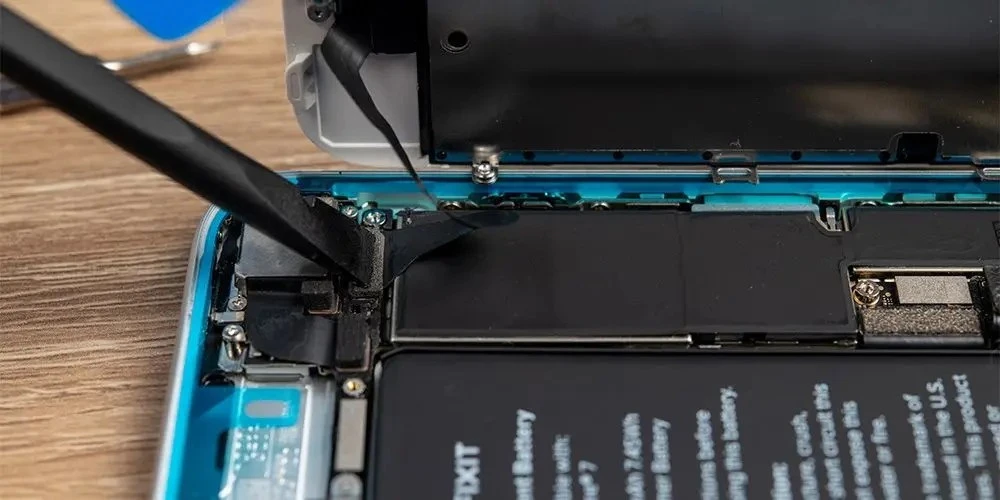 „iFixit Spudger“ įrankis išmaniųjų telefonų ir planšetinių kompiuterių dėklams atidaryti – 3 vnt. pakuotėje