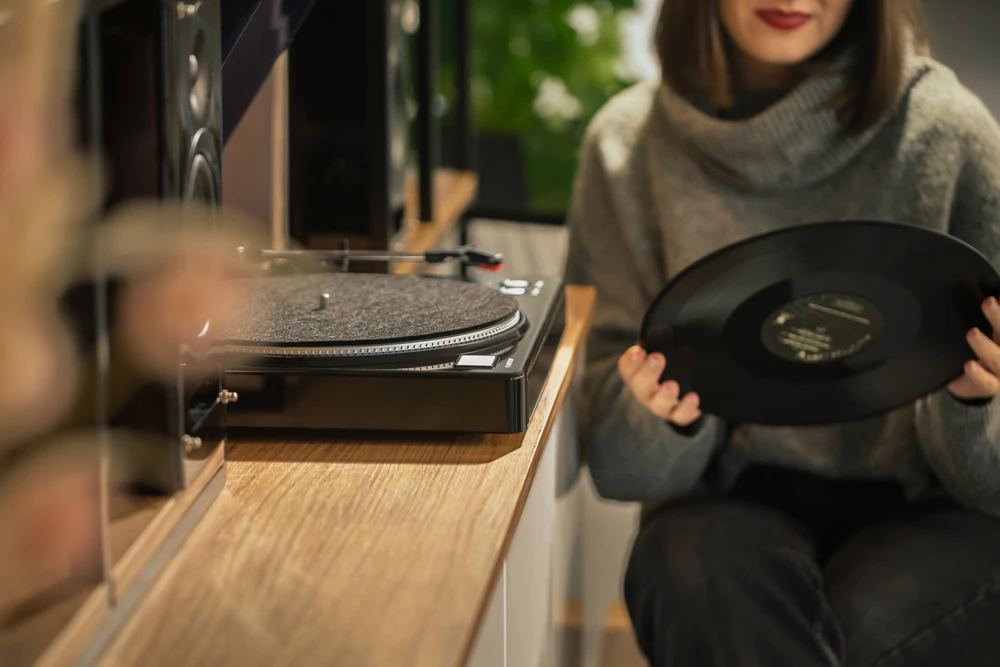 Kruger & Matz patefono modelis TT-501