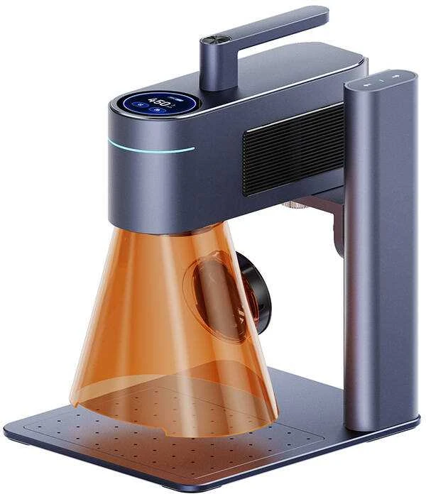 LaserPecker 4 su apsauginiu gaubtu