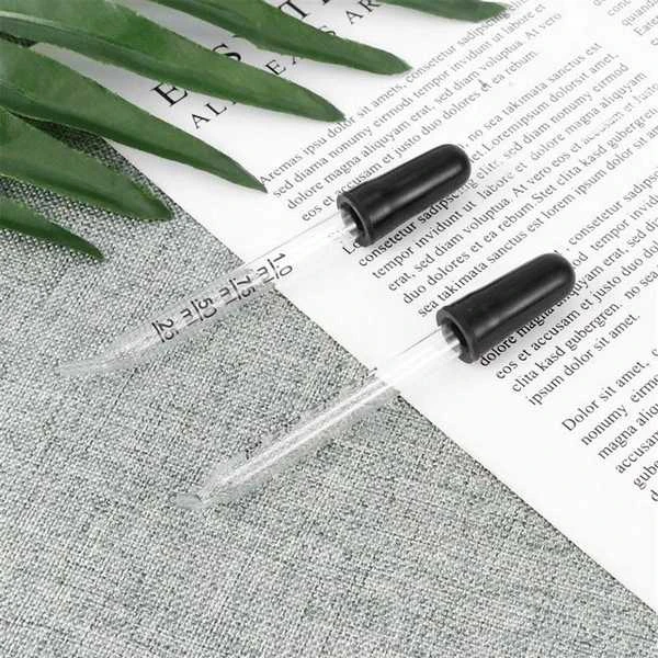 Dvi graduotos 1 ml stiklinės pipetės su juodais antgaliais