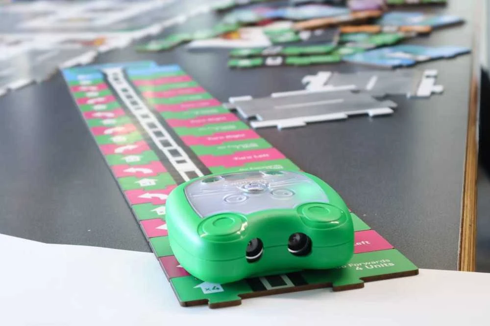 Lesson in a Box – edukacinis bekontakčio programavimo rinkinys, skirtas pelės robotui Mai-Z – Kitronik 56137