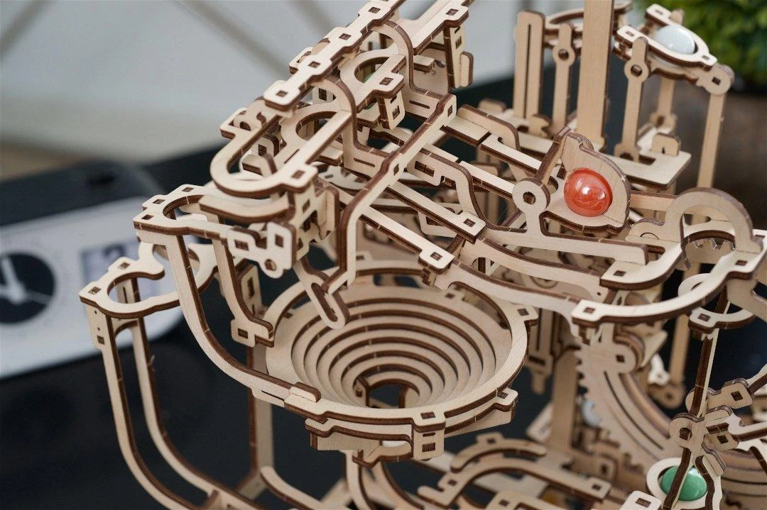 Marble Run – pakopinis keltuvas – mechaninis sulankstomas modelis – fanera – 355 elementai – Ugearsmodels