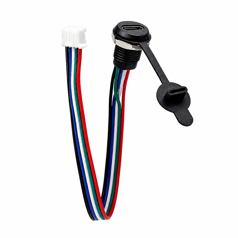 USB-C lizdas su apsauginiu dangteliu ir laidais
