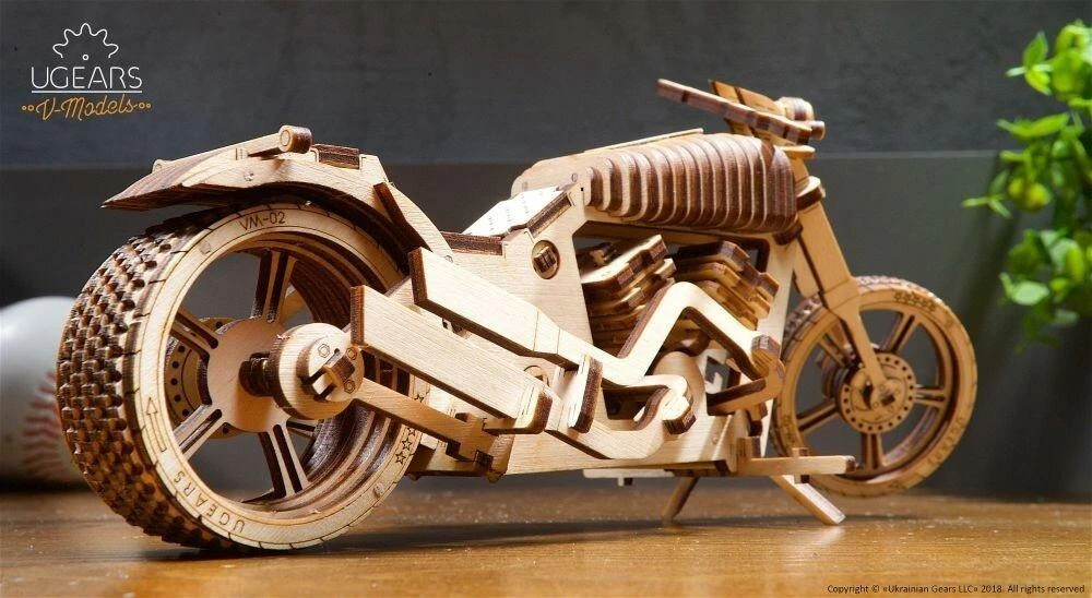 Motociklas VM-02 - mechaninis lankstymo modelis - lukštas - 189 elementai - Ugearsmodels 70051