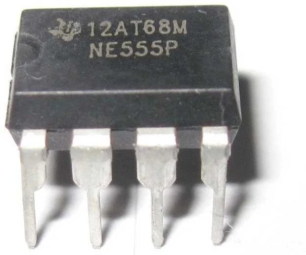 NE555 DIP-8 mikroschema su 12AT68M žymėjimu