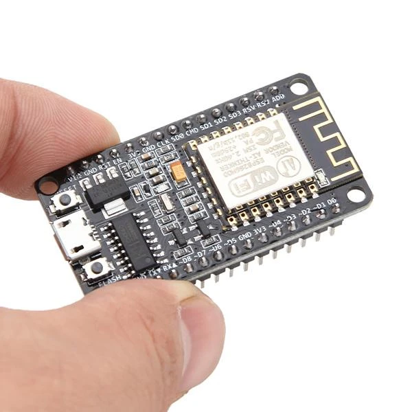 NodeMCU v3 modulis su ESP8266 lustu rankoje