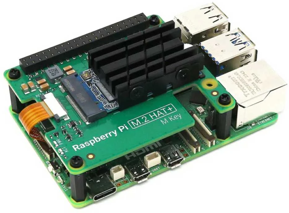 Juodas SSD radiatorius ant Raspberry Pi M.2 HAT+
