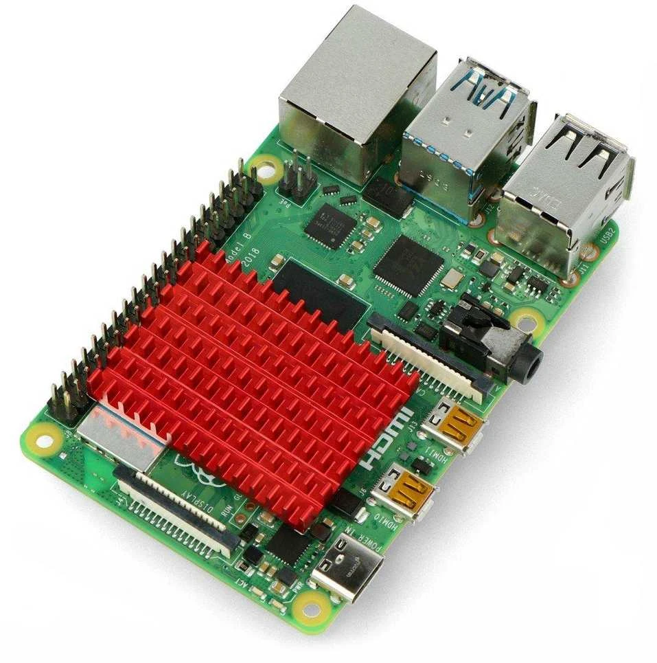 Raudonas Raspberry Pi 4 radiatorius ant plokštės