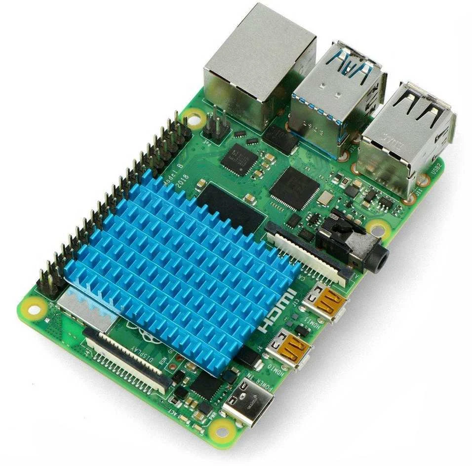 Mėlynas radiatorius montuojamas ant Raspberry Pi 4