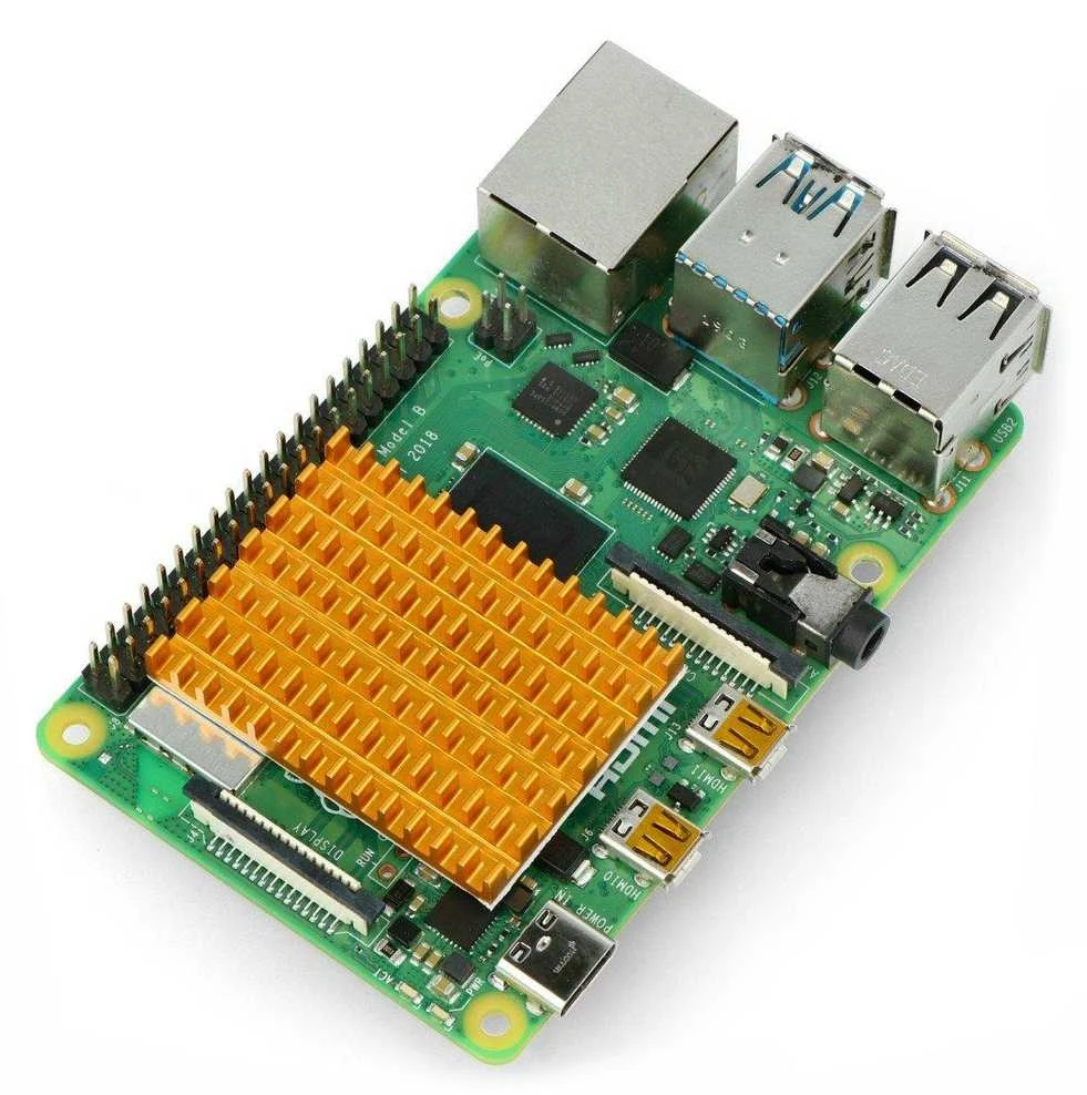 Raspberry Pi 4 radiatorius montavimo metu