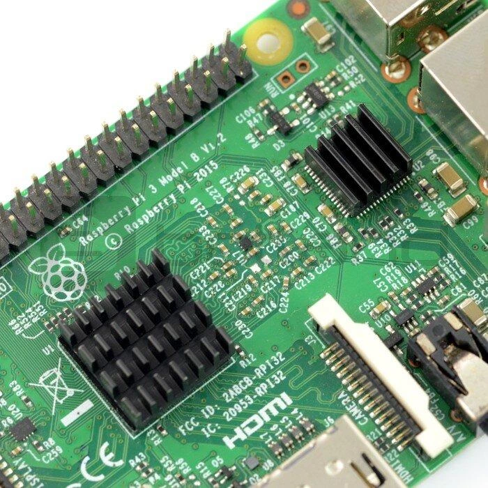 Juodi radiatoriai ant Raspberry Pi plokštės