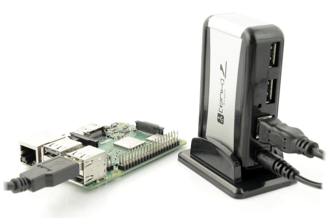 Anker 7 prievadų šakotuvas prijungtas prie Raspberry Pi