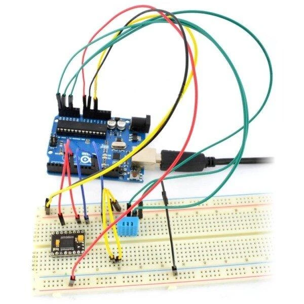 Spalvoti jungiamieji laidai sujungti su Arduino plokšte