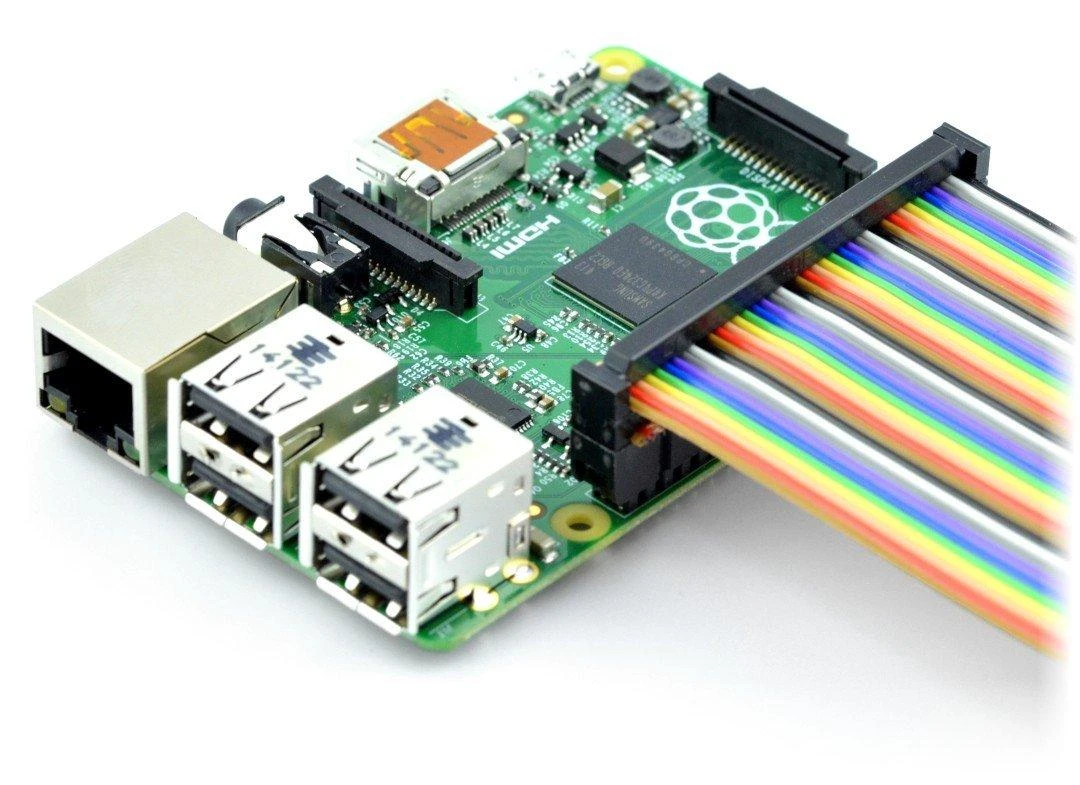 IDC 40 kontaktų laidas prijungtas prie Raspberry Pi