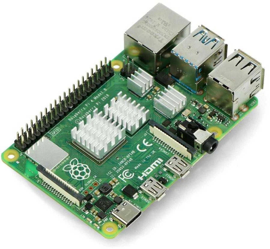 Raspberry Pi 4 su sumontuotais sidabriniais radiatoriais