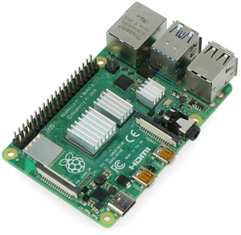 Raspberry Pi 4 su uždėtais radiatorių rinkiniu