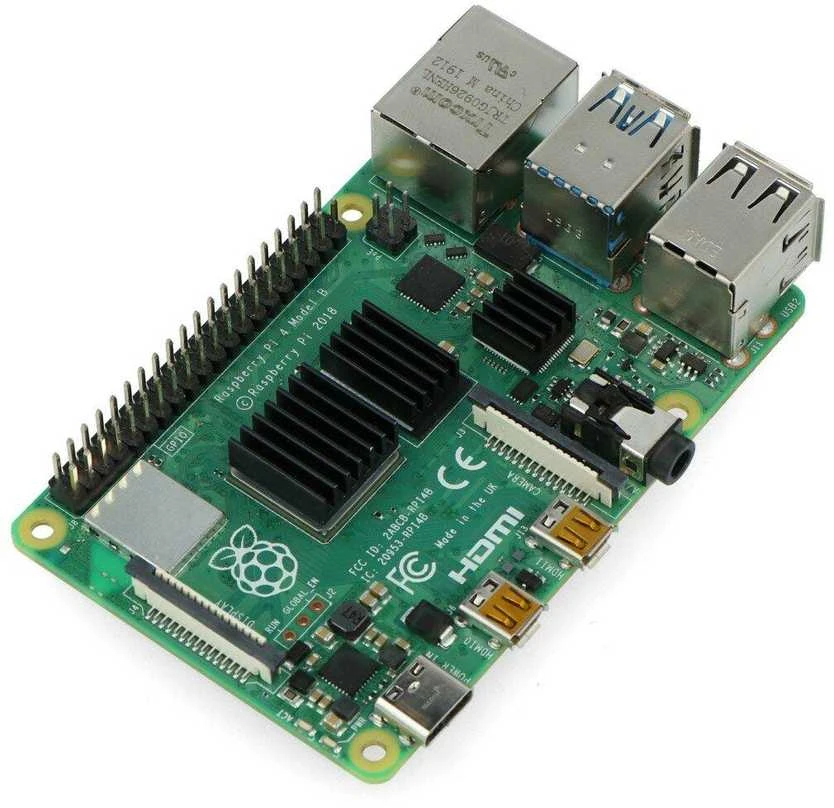 Raspberry Pi 4 su sumontuotais juodais radiatoriais