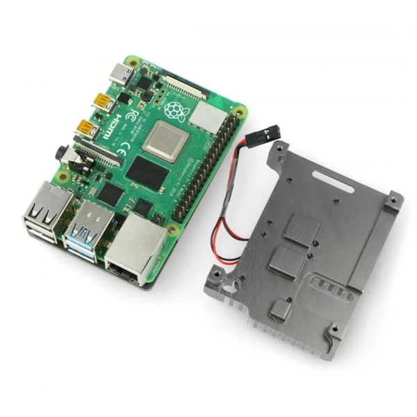 Raspberry Pi 4 ir aliumininis radiatorius su ventiliatoriais