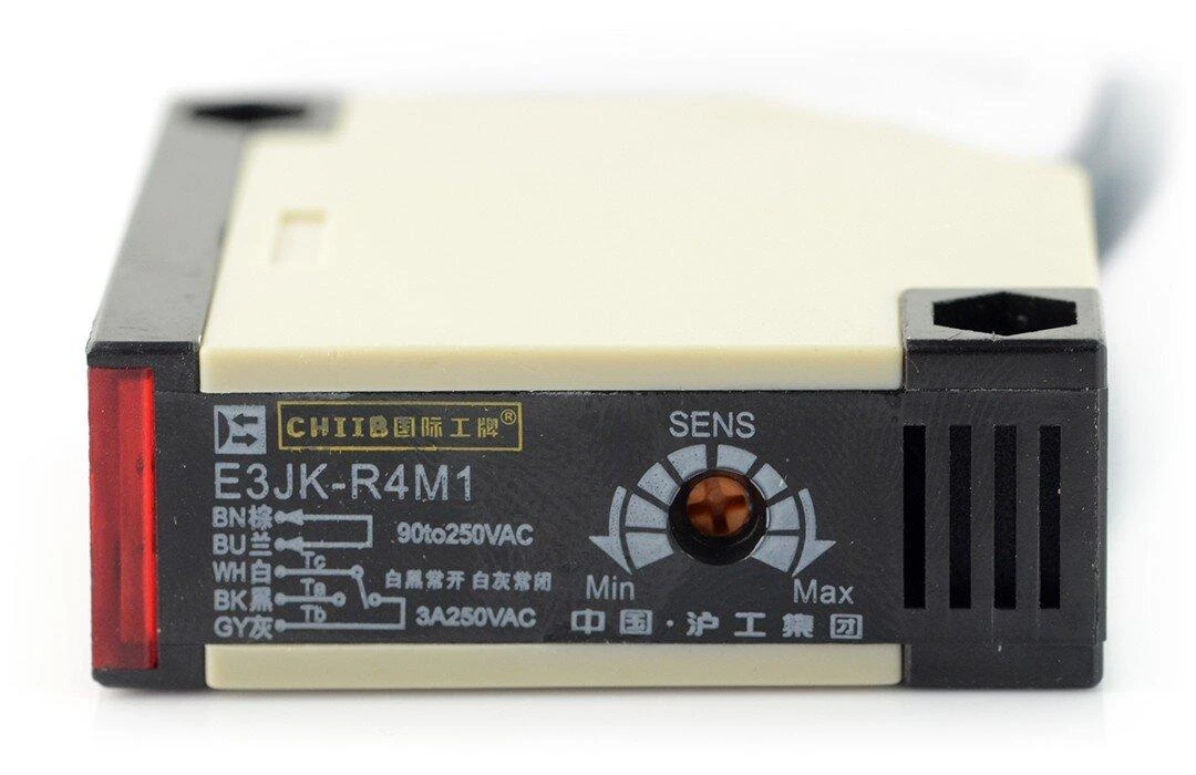 E3JK-R4M1 fotoelektrinis jutiklis su jautrumo reguliatoriumi