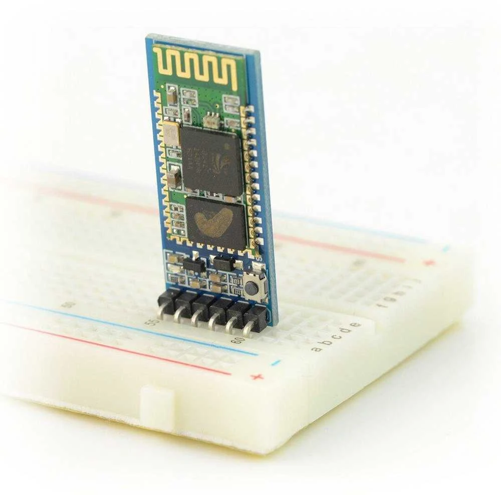 HC-05 Bluetooth modulis bandomojoje plokštėje