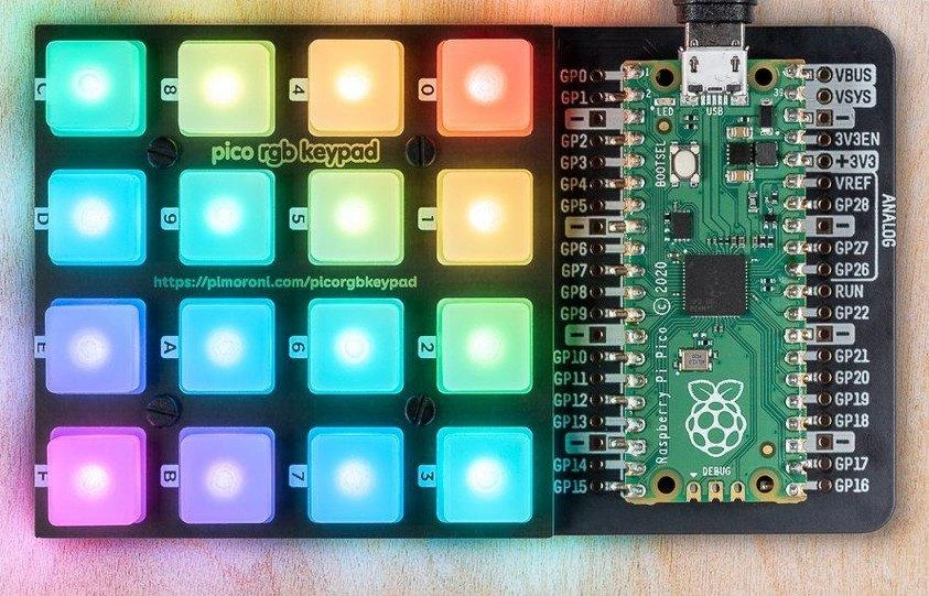 Pico RGB klaviatūros modulis su prijungtu Raspberry Pi Pico