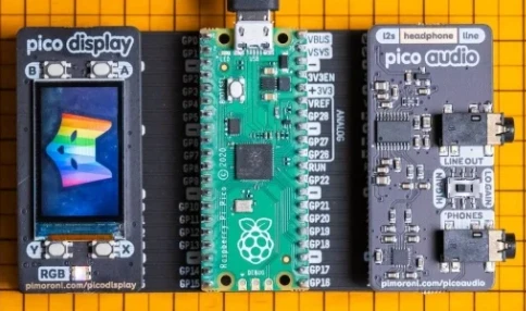 Pimoroni Pico Omnibus su prijungtais moduliais