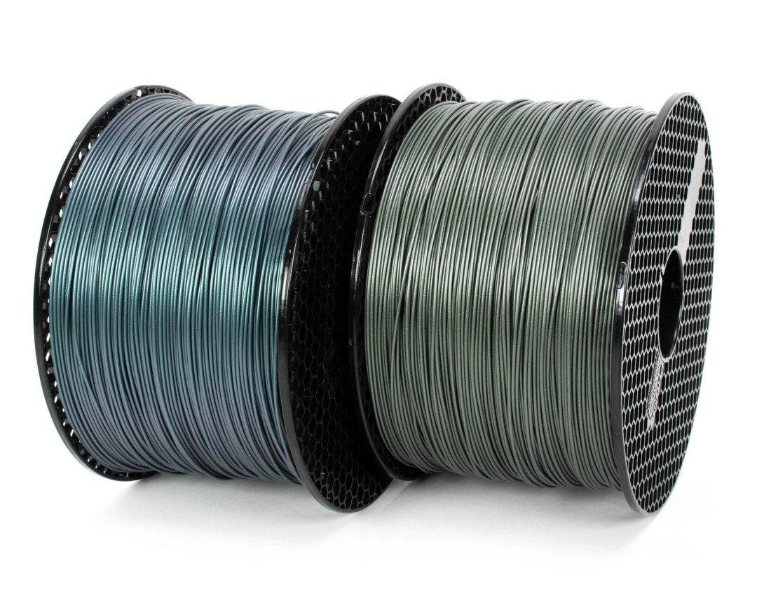 Dvi Prusa PLA plastiko ritės