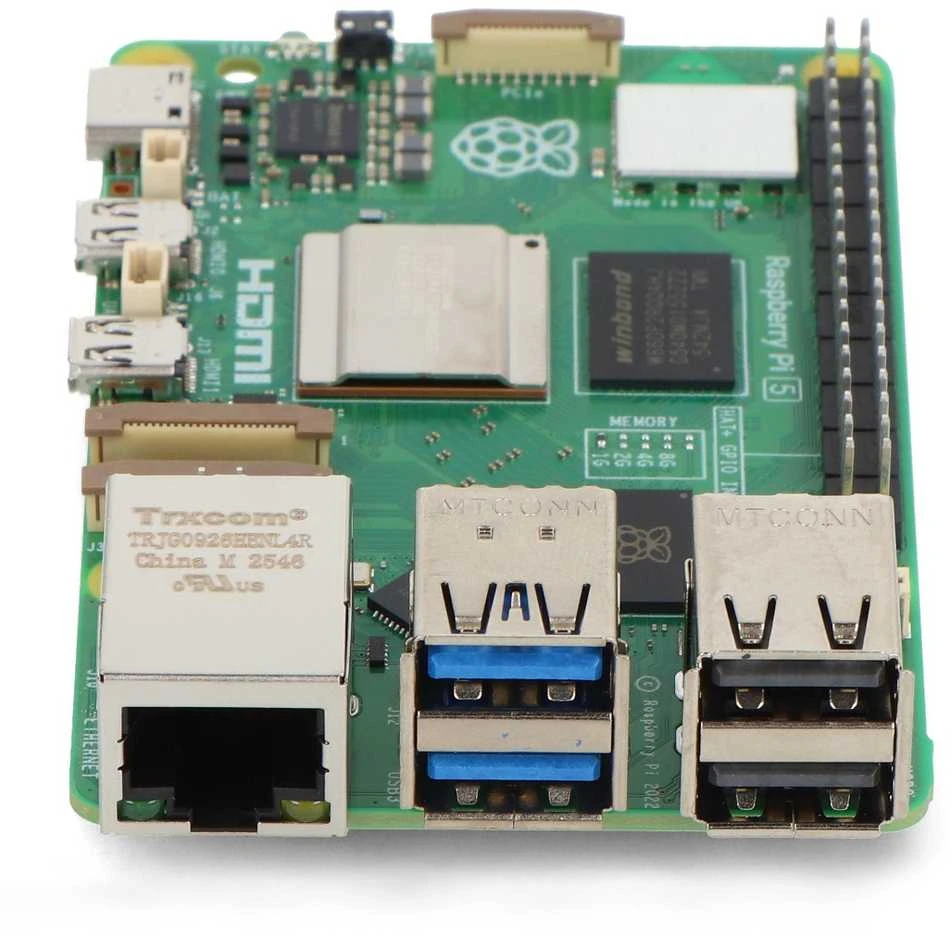 Raspberry Pi 5 mikroschemos virsutine dalis su jungtimis