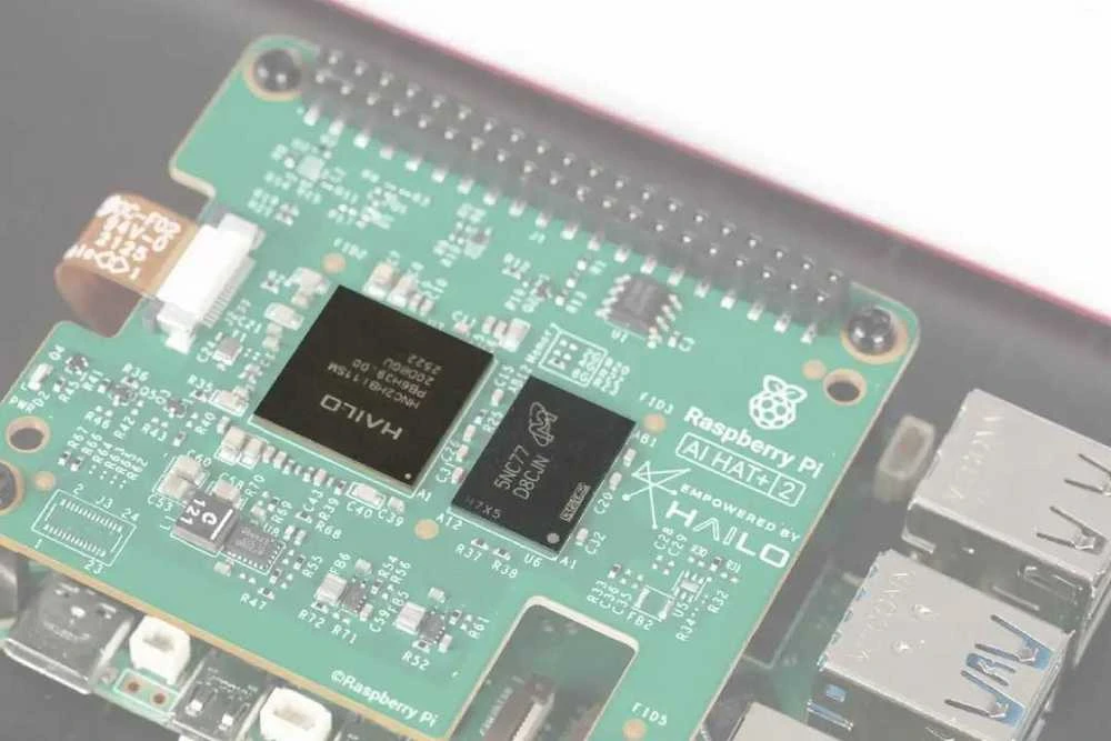 Raspberry Pi AI HAT+ 2 Hailo-10H lusto ir jungčių stambus planas