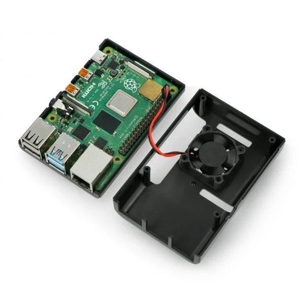 Raspberry Pi dėžutė su atidarytu dangteliu ir ventiliatoriumi