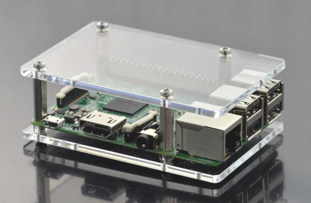 Skaidrus Raspberry Pi dėklas su metalinėmis kojelėmis