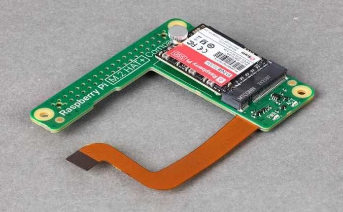 Raspberry Pi M.2 HAT+ Compact su įstatytu SSD disku