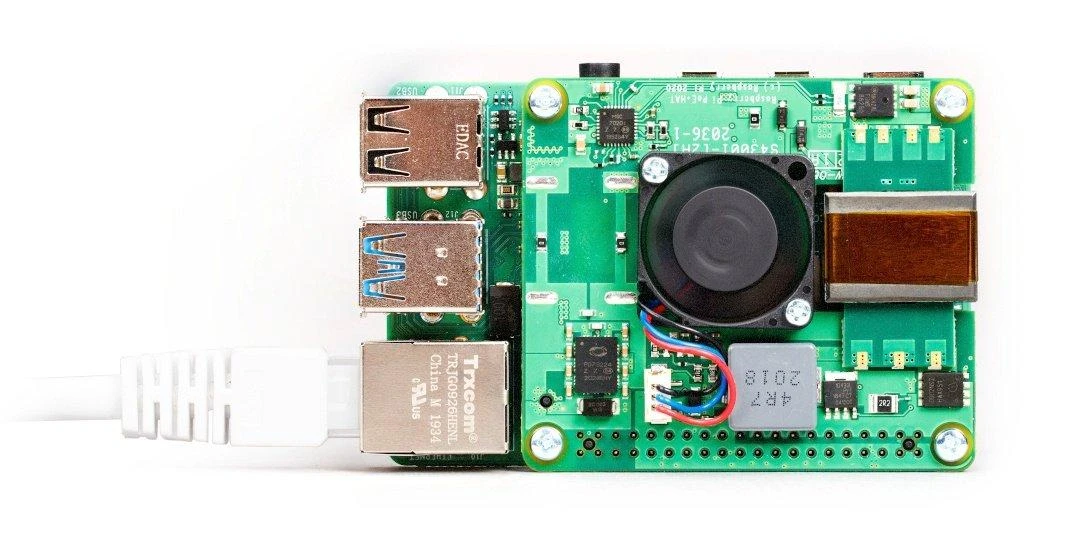 Raspberry Pi PoE+ HAT su prijungtu Ethernet kabeliu