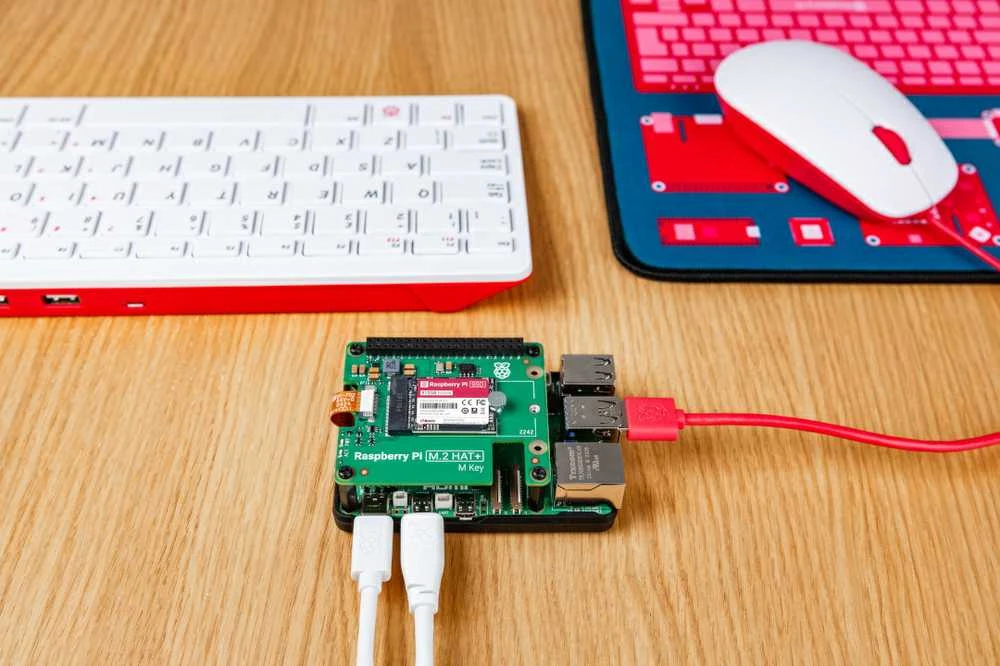 Raspberry Pi 5 su sumontuotu M.2 HAT SSD disku