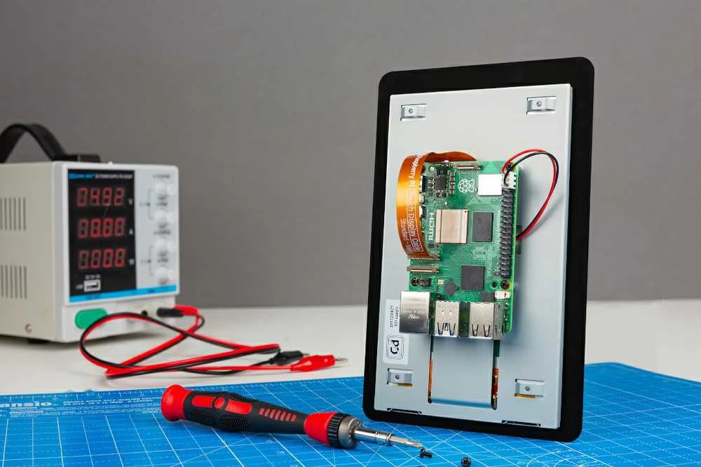 Raspberry Pi Touch Ekranas 2 su prijungtu kompiuteriu