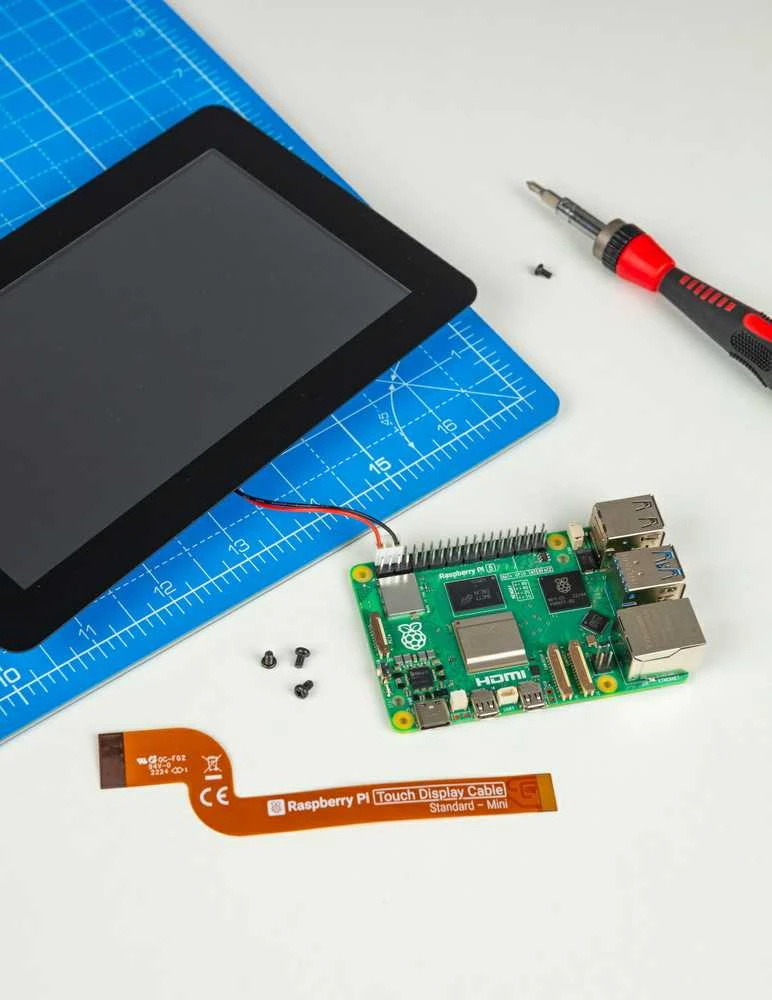 Raspberry Pi Touch Ekranas 2 su kompiuterio plokšte ir laidais