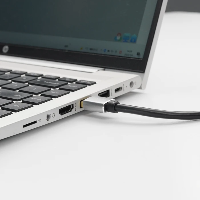 USB 3.0 prailginimo laidas prijungtas prie nešiojamojo kompiuterio