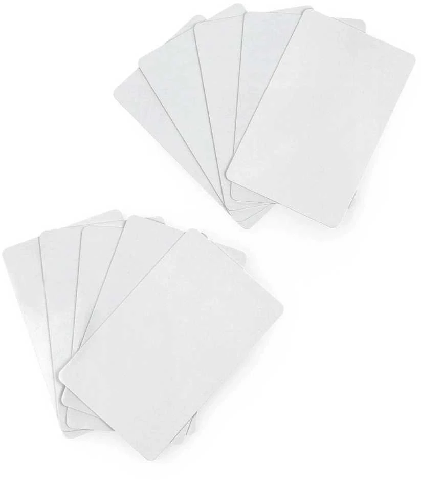 Dvi krūvelės baltų RFID kortelių