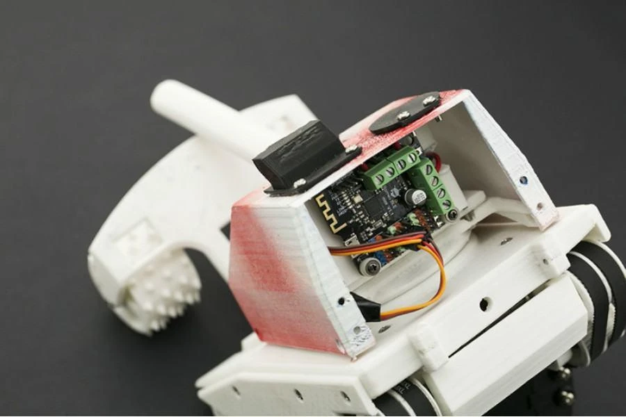 Romeo BLE mikrovaldiklis roboto važiuoklėje